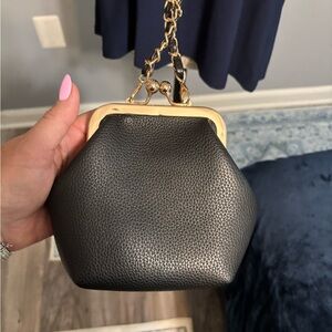 Chic Black Faux Leather Kiss-Lock Crossbody with Gold Chain Strap